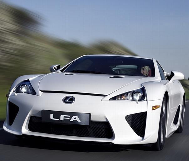 Der LEXUS LFA schöpft 560 PS aus einem V10-Zylinder Triebwerk, dessen Sound und Kraftentwicklung unmittelbar an einen reinrassigen Rennwagen denken lassen.